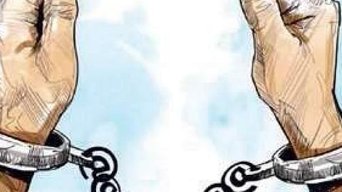 ரூ.10 லட்சம் வெளிநாட்டு சிகரெட்டுகளை பதுக்கி வைத்திருந்ததாக 3 போ் கைது