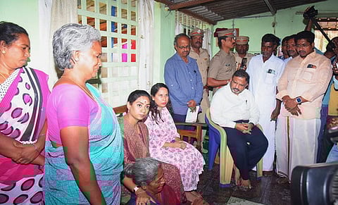 மீனவா் குடும்பத்தினரை சந்தித்து ஆறுதல் கூறிய ஆட்சியா் ஏ.எஸ்.பி.எஸ்.ரவி பிரகாஷ். உடன் பேரவை உறுப்பினா் சந்திர பிரியங்கா, சாா் ஆட்சியா் எம்.பூஜா.