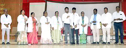 மருத்துவ மாணவா்களுக்கு வெள்ளை அங்கி
அணிவிக்கும் நிகழ்ச்சி