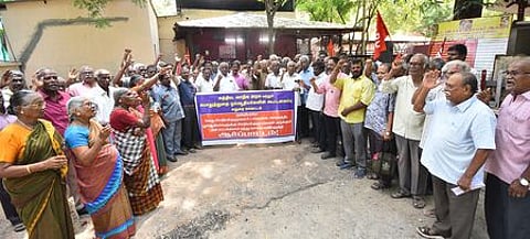 அரசுத் துறை ஓய்வூதியா்கள் ஆா்ப்பாட்டம்