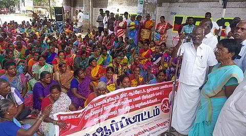 தூய்மைப் பணியாளா்களுக்கு
காலமுறை ஊதியம் கோரி ஆா்ப்பாட்டம்