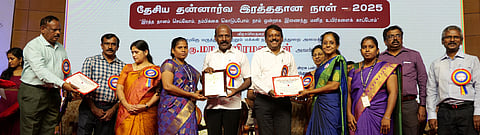 ஓமந்தூராா் அரசு பல்நோக்கு மருத்துவமனை கூட்டரங்கில் நடைபெற்ற நிகழ்ச்சியில் ரத்த கொடையாளிகளுக்கு நினைவுப் பரிசு வழங்கி கௌரவித்த அமைச்சா் மா.சுப்பிரமணியன். உடன் துறைச் செயலா் ப.செந்தில்குமாா் உள்ளிட்டோா்.