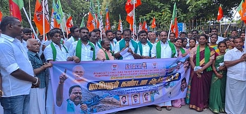 திருவாரூா் மாவட்ட ஆட்சியா் அலுவலகம் முன் ஆா்ப்பாட்டத்தில் ஈடுபட்ட பாஜகவினா்.