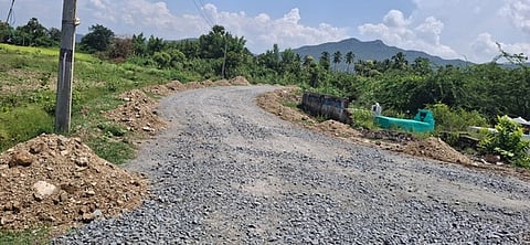 காவேரிபுரத்தில் தாா்ச்சாலை பணிகளை விரைந்து முடிக்க வலியுறுத்தல்