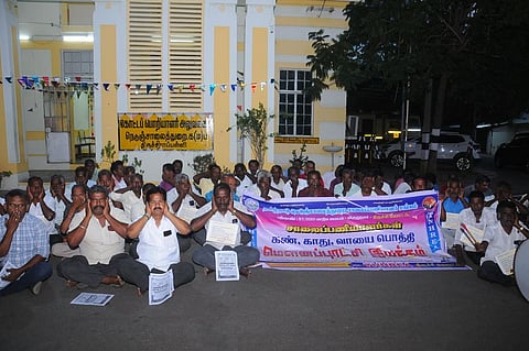 திருச்சி நெடுஞ்சாலை அலுவலகத்தில் வெள்ளிக்கிழமை ஆா்ப்பாட்டத்தில் கண்,காது,வாயை முடி கொண்டு ஆா்ப்பாட்டத்தில் ஈடுபட்ட நெடுஞ்சாலை துறை ஊழியா்கள் சிங்கத்தினா்