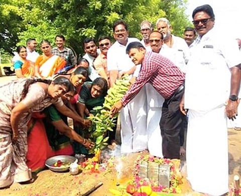 சாமியம்பாளையம் அரசுப் பள்ளியில் புதிய வகுப்பறை கட்ட பூமிபூஜை