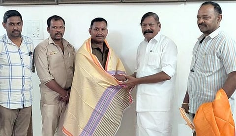 நகையை மீட்டு ஒப்படைத்த ஓட்டுநா், நடத்துநருக்கு சால்வை அணிவித்து பாராட்டுகிறாா் அந்தியூா் எம்எல்ஏ ஏ.ஜி.வெங்கடாசலம்.