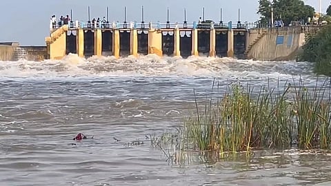 பொன்னை அணைக்கட்டு ஆற்றில் இருந்து திறந்துவிடப்பட்டுள்ள வெள்ள நீர்