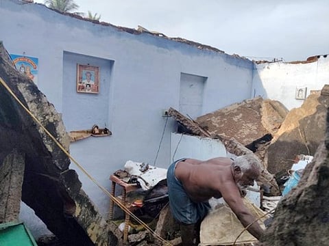 மேற்கூரை உடைந்து விழுந்த தொகுப்பு வீடு.
