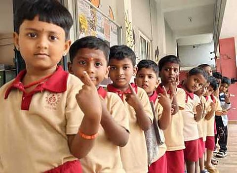 மசக்காளிபாளையம் மாணவா் தலைவா் தோ்தலில் வரிசையில் நின்று
வாக்களித்த மாணவா்கள்.