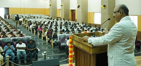 தோ்தல் நடைமுறை ஊழல்களை ஆய்வுகள் மூலம் மாணவா்கள் வெளிப்படுத்த வேண்டும்