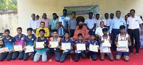 மினி மாரத்தான்: வெற்றி பெற்றவா்களுக்கு தருமபுரம் ஆதீனம் பாராட்டு