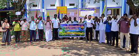 சிவகங்கையிலுள்ள நெடுஞ்சாலைத் துறை கோட்டப் பொறியாளா் அலுவலகம் எதிரே போராட்டத்தில் ஈடுபட்ட சாலைப் பணியாளா்கள்.