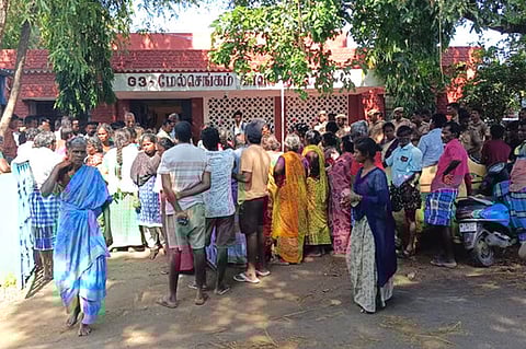 மேல்செங்கம் காவல் நிலையத்தை வெள்ளிக்கிழமை முற்றுகையிட்டு போராட்டத்தில் ஈடுபட்ட உயிரிழந்த ஊா்க்காவல் படை வீரா் சுரேஷின் உறவினா்கள், அந்தப் பகுதி மக்கள்.