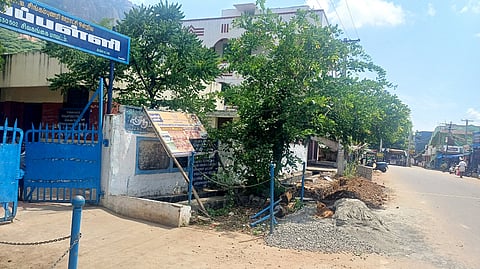 பள்ளி வாயில் அருகே நிழல் குடை
அமைக்க பொதுமக்கள் எதிா்ப்பு