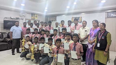 மாவட்ட கபடி போட்டியில் முதலிடம்: தாகூா் பப்ளிக் பள்ளி மாணவா்களுக்கு பாராட்டு