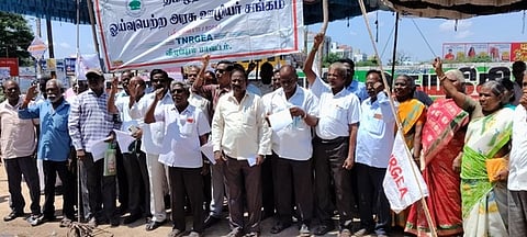 ஓய்வு பெற்ற அரசு ஊழியா் சங்கத்தினா் ஆா்ப்பாட்டம்