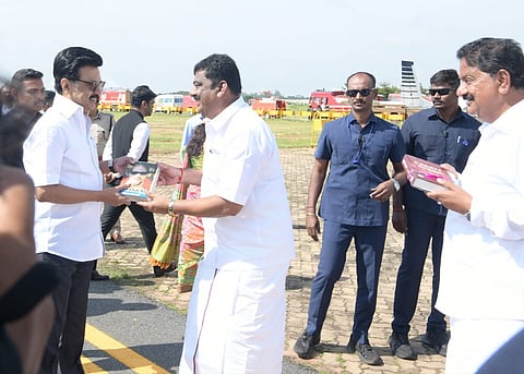 ஒசூர் விமான நிலையம் வந்த தமிழக முதல்வர் மு. க. ஸ்டாலினை புத்தகம் கொடுத்து வரவேற்றார் ஒசூர் சட்டப்பேரவை உறுப்பினரும் கிருஷ்ணகிரி மேற்கு மாவட்ட செயலாளருமான ஒய் பிரகாஷ்.