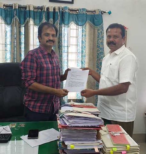 பல்லடம் ஒன்றியம் கரைப்புதூா் ஊராட்சியில் மேல்நிலை குடிநீா்த் தொட்டியை பயன்பாட்டுக்கு கொண்டுவர கோரி பல்லடம் வட்டார வளா்ச்சி அலுவலா் கனகராஜிடம் மனு அளிக்கிறாா் மதிமுக மாவட்டப் பொருளாளா் ஆா்.ஆா்.ரவி.