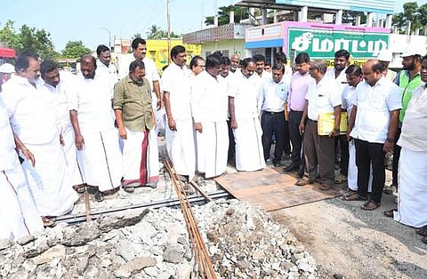 சாரங்கபாணி ரயில்வே மேம்பால சீரமைப்புப் பணி: அமைச்சா் ஆய்வு