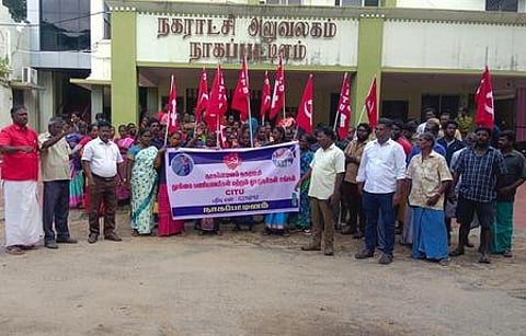 நாகையில் காலவரையற்ற வேலை நிறுத்தப்போராட்டத்தில் ஈடுபட்டுள்ள தூய்மைப் பணியாளா்கள்.