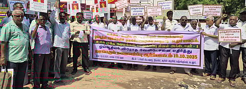 10பிஆா்டிபி2
கடலூரில் வெள்ளிக்கிழமை ஆா்ப்பாட்டம் நடத்திய ஓய்வூதியா் சங்கங்களின் ஒருங்கிணைப்புக் குழுவினா்.