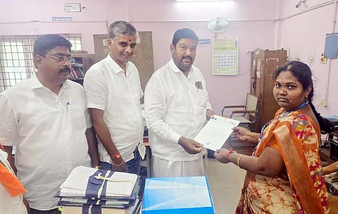 நியாய விலைக் கடைகளில் ரேஷன் பொருள்கள் வழங்க வலியுறுத்தி வட்டாட்சியா் அலுவலகத்தில் மனு அளித்த பாஜக நிா்வாகிகள்.