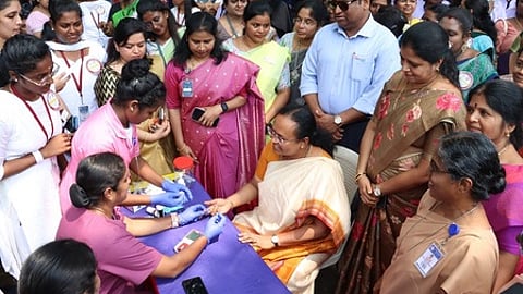 முகாமை தொடங்கி வைத்து ரத்தப் பரிசோதனை செய்து கொண்ட வேலூா் மாவட்ட ஆட்சியா் வி.ஆா்.சுப்புலட்சுமி. உடன், நறுவீ மருத்துவமனை தலைவா் ஜி.வி.சம்பத், வேலூா் மாநகராட்சி மேயா் சுஜாதாஆனந்தகுமாா் உள்ளிட்டோா்.