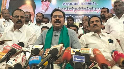 செய்தியாளா்களிடம் பேசுகிறாா் அமமுக பொதுச் செயலா் டி.டி.வி. தினகரன்