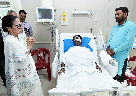 பாஜக மக்களவை உறுப்பினர் ககன் முர்முவை மருத்துவமனையில் சந்தித்த மாநில முதல்வர் மமதா பானர்ஜி