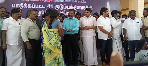 நிகழ்ச்சியில் விடுதலைச் சிறுத்தைகள் கட்சி சார்பில் தவெக கூட்ட நெரிசலில் உயிரிழந்தவர்களின் குடும்பத்தினருக்கு நிவாரணத் தொகையை வழங்குகிறார் கட்சியின் தலைவர் தொல்.திருமாவளவன். உடன் கரூர் சட்டப்பேரவை உறுப்பினர் வி.செந்தில்பாலாஜி உள்ளிட்டோர்.