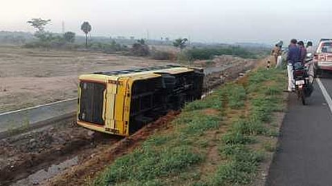 சாலையோரப் பள்ளத்தில் கவிழ்ந்து விபத்துக்குள்ளான அரசுப் பேருந்து