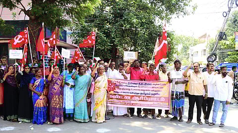 ஆா்ப்பாட்டத்தில் ஈடுபட்ட இந்திய கம்யூனிஸ்ட் கட்சியினா்.