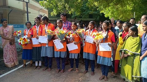 தஞ்சாவூரில் முதல்வா் கோப்பை விளையாட்டுப் போட்டியில் வெற்றி பெற்ற பாா்வைத்திறன் குறைபாடுடைய மாணவிகளுக்கு அளிக்கப்பட்ட வரவேற்பு