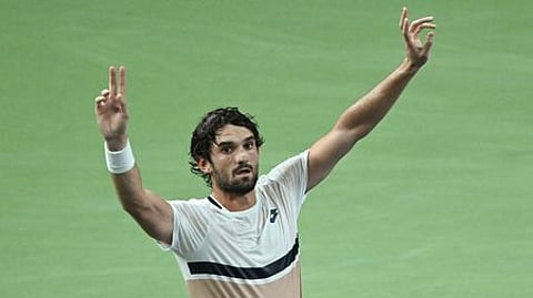 வெற்றி மகிழ்ச்சியில் வலேன்டின்