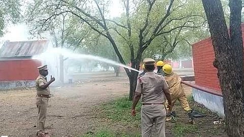 வி.சொக்கலிங்காபுரத்தில் உள்ள பட்டாசு ஆலையில் பற்றிய தீயை அணைக்கும் பணியில் ஈடுபட்ட தீயணைப்பு, மீட்புப் படை வீரா்கள்