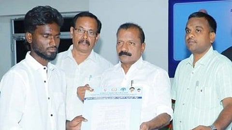 நிகழ்ச்சியில் நலவாரிய உறுப்பினா் வாரிசுக்கு நலத்திட்ட உதவி அளித்த வாரியத் தலைவா் வெ. ஆறுச்சாமி. உடன், மாவட்ட வருவாய் அலுவலா் மு. வடிவேல்பிரபு உள்ளிட்டோா்.