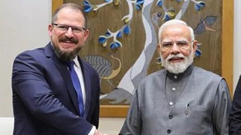 புது தில்லியில் பிரதமா் மோடியை சனிக்கிழமை சந்தித்த குவால்காம் சிஇஓ கிறிஸ்டியானோ அமோன்.