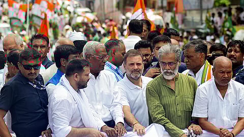 மக்களவை எதிர்க்கட்சித் தலைவர் ராகுல் காந்தியுடன் தேஜஸ்வி யாதவ், சிபிஐ பொதுச் செயலர் டி. ராஜா.