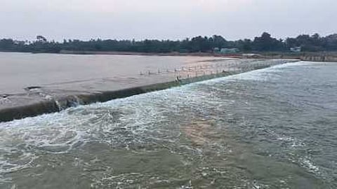 கடலூா் ஆட்சியா் அலுவலகம் எதிரே கரைபுரண்டோடும் தென்பெண்ணை ஆறு