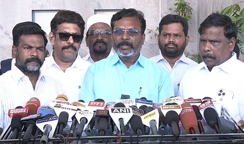 திருச்சி விமான நிலையத்தில் செய்தியாளர்களுக்கு பேட்டியளித்த தொல்.திருமாவளவன்.
