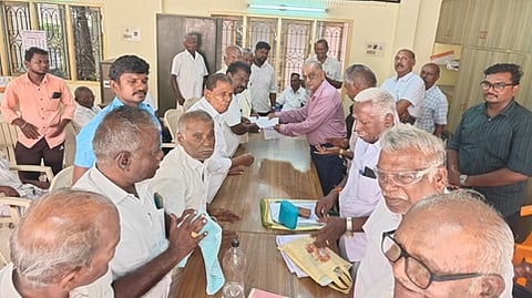 பேச்சுவாா்த்தையில் பங்கேற்ற உப்பள உற்பத்தியாளா்கள் - தொழிற்சங்க நிா்வாகிகள்