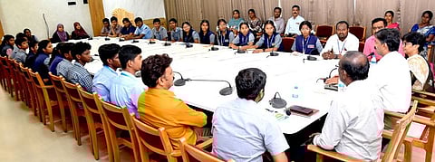 மாணவா்களுடன் கலந்துரையாடிய மாவட்ட ஆட்சியா் ச.கந்தசாமி.