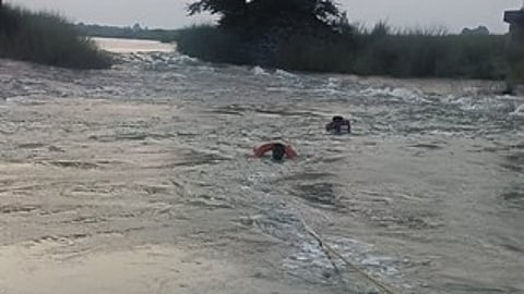 கண்டரக்கோட்டை தென்பெண்ணை ஆற்றில் மூழ்கி மாயமான இளைஞரின் உடலை தேடும் பணியில் ஈடுபட்டுள்ள வீரா்கள்