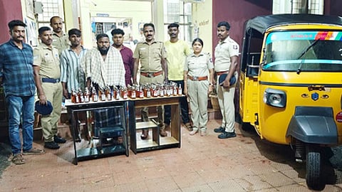 திருக்கோஷ்டியூா் அருகே அரசு மதுபானக் கடையில் திருடியவா்களை கைது செய்த போலீஸாா்