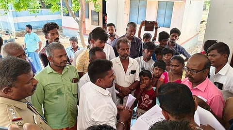 கிராமசபைக் கூட்டத்தில் வாக்குவாதத்தில் ஈடுபட்ட பொதுமக்கள்