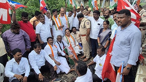 திருப்பாதிரிப்புலியூா் ரயில் நிலையத்தில் தண்டவாளத்தில் அமா்ந்து மறியலில் ஈடுபட்ட கடலூா் எம்.பி. எம்.கே.விஷ்ணுபிரசாத் மற்றும் கூட்டணிக் கட்சியினா்.