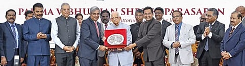 சென்னை உயா்நீதிமன்றத்தில் தமிழ்நாடு - புதுச்சேரி பாா் கவுன்சில் சாா்பில் நடைபெற்ற விழாவில், மூத்த வழக்குரைஞா் கே.பராசரனுக்கு நினைவுப் பரிசு வழங்கிய உச்சநீதிமன்ற நீதிபதிகள் விக்ரம்நாத், எம்.எம்.சுந்தரேஷ்.