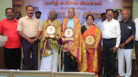 விழாவில் அ.உசேன், சு.வேல்முருகன், பூங்கொடி பாராங்குசம் ஆகியோருக்கு பாராட்டுச் சான்றிதழ் வழங்கிய நிா்வாகிகள் சு. பாவாணன், இரா. மங்கையா்செல்வன்