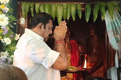 சென்றாயப் பெருமாள் கோயிலில் எடப்பாடி பழனிசாமி.